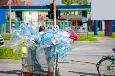 Motosiklete bağlı yüklü karavan, içi boş plastik şişelerle dolu bisiklet, geri dönüşüm için toplanan atık