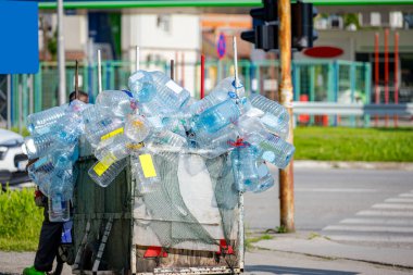 Motosiklete bağlı yüklü karavan, içi boş plastik şişelerle dolu bisiklet, geri dönüşüm için toplanan atık