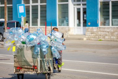 Motosiklete bağlı yüklü karavan, içi boş plastik şişelerle dolu bisiklet, geri dönüşüm için toplanan atık