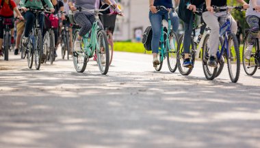 Bisiklet süren, şehirde bisiklete binen, kalabalık içinde araba kullanan bir grup genç, trafikteki ve kentsel çevredeki bisikletçiler için tehlikelere dikkat çekmeye çalışıyor.. 