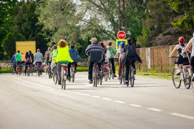 Bisiklet süren, şehirde bisiklete binen, kalabalık içinde araba kullanan bir grup genç, trafikteki ve kentsel çevredeki bisikletçiler için tehlikelere dikkat çekmeye çalışıyor.. 