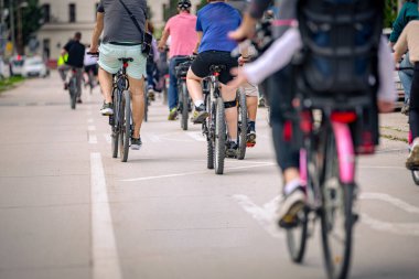 Çocuklar bisiklet sürerken, şehirde bisiklet sürerken, kalabalık içinde araba kullanırken bisikletçiler için trafik ve kentsel çevredeki tehlikelere dikkat çekmeye çalışırlar.. 