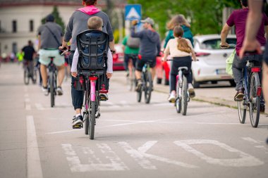 Çocuklar bisiklet sürerken, şehirde bisiklet sürerken, kalabalık içinde araba kullanırken bisikletçiler için trafik ve kentsel çevredeki tehlikelere dikkat çekmeye çalışırlar.. 
