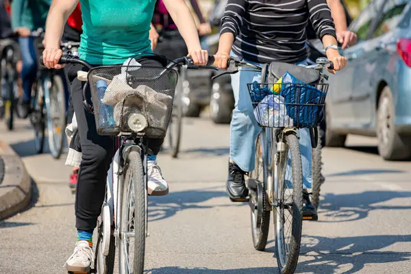 Bisiklet süren, şehirde bisiklete binen, kalabalık içinde araba kullanan bir grup genç, trafikteki ve kentsel çevredeki bisikletçiler için tehlikelere dikkat çekmeye çalışıyor.. 