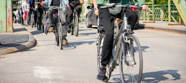 Bisiklet süren, şehirde bisiklete binen, kalabalık içinde araba kullanan bir grup genç, trafikteki ve kentsel çevredeki bisikletçiler için tehlikelere dikkat çekmeye çalışıyor.. 
