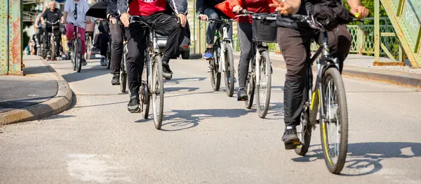 Bisiklet süren, şehirde bisiklete binen, kalabalık içinde araba kullanan bir grup genç, trafikteki ve kentsel çevredeki bisikletçiler için tehlikelere dikkat çekmeye çalışıyor.. 