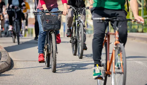 Bisiklet süren, şehirde bisiklete binen, kalabalık içinde araba kullanan bir grup genç, trafikteki ve kentsel çevredeki bisikletçiler için tehlikelere dikkat çekmeye çalışıyor.. 