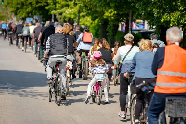 Çocuklar bisiklet sürerken, şehirde bisiklet sürerken, kalabalık içinde araba kullanırken bisikletçiler için trafik ve kentsel çevredeki tehlikelere dikkat çekmeye çalışırlar.. 