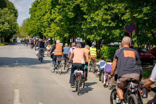 Çocuklar bisiklet sürerken, şehirde bisiklet sürerken, kalabalık içinde araba kullanırken bisikletçiler için trafik ve kentsel çevredeki tehlikelere dikkat çekmeye çalışırlar.. 