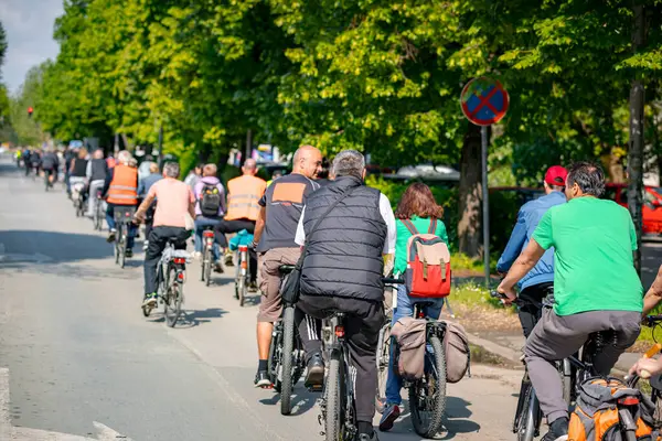Bisiklet süren, şehirde bisiklete binen, kalabalık içinde araba kullanan bir grup genç, trafikteki ve kentsel çevredeki bisikletçiler için tehlikelere dikkat çekmeye çalışıyor.. 
