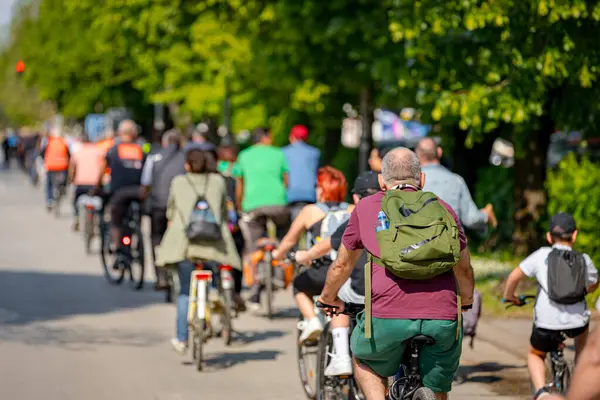 Çocuklar bisiklet sürerken, şehirde bisiklet sürerken, kalabalık içinde araba kullanırken bisikletçiler için trafik ve kentsel çevredeki tehlikelere dikkat çekmeye çalışırlar.. 