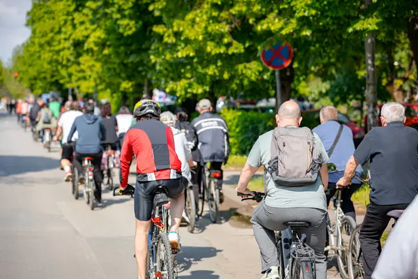Bisiklet süren, şehirde bisiklete binen, kalabalık içinde araba kullanan bir grup genç, trafikteki ve kentsel çevredeki bisikletçiler için tehlikelere dikkat çekmeye çalışıyor.. 