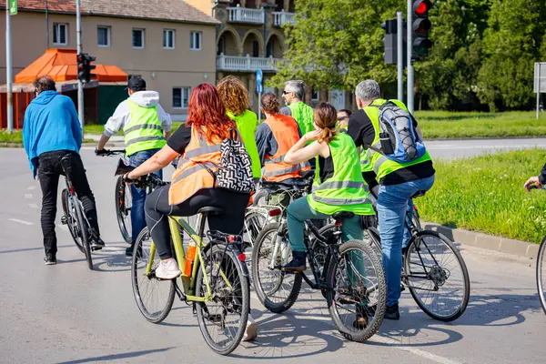 Bisiklet süren, şehirde bisiklete binen, kalabalık içinde araba kullanan bir grup genç, trafikteki ve kentsel çevredeki bisikletçiler için tehlikelere dikkat çekmeye çalışıyor.. 