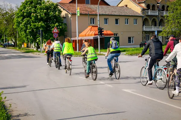 Bisiklet süren, şehirde bisiklete binen, kalabalık içinde araba kullanan bir grup genç, trafikteki ve kentsel çevredeki bisikletçiler için tehlikelere dikkat çekmeye çalışıyor.. 