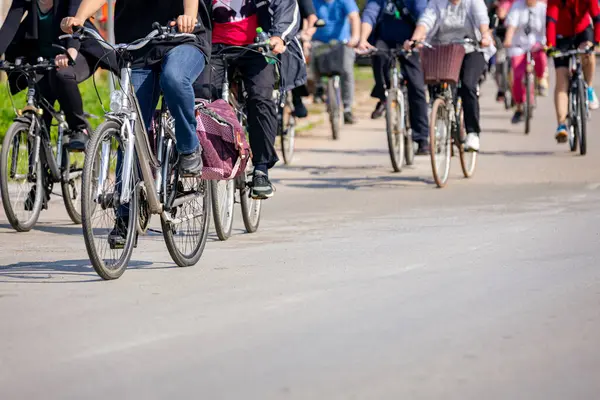 Bisiklet süren, şehirde bisiklete binen, kalabalık içinde araba kullanan bir grup genç, trafikteki ve kentsel çevredeki bisikletçiler için tehlikelere dikkat çekmeye çalışıyor.. 