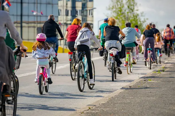 Çocuklar bisiklet sürerken, şehirde bisiklet sürerken, kalabalık içinde araba kullanırken bisikletçiler için trafik ve kentsel çevredeki tehlikelere dikkat çekmeye çalışırlar.. 
