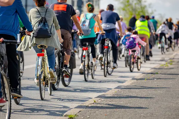 Çocuklar bisiklet sürerken, şehirde bisiklet sürerken, kalabalık içinde araba kullanırken bisikletçiler için trafik ve kentsel çevredeki tehlikelere dikkat çekmeye çalışırlar.. 