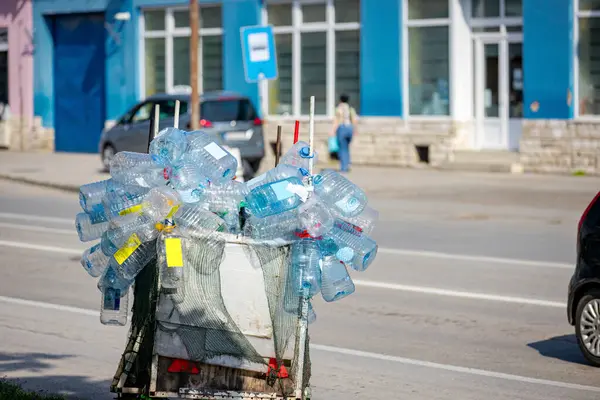 Motosiklete bağlı yüklü karavan, içi boş plastik şişelerle dolu bisiklet, geri dönüşüm için toplanan atık