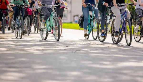 Bisiklet süren, şehirde bisiklete binen, kalabalık içinde araba kullanan bir grup genç, trafikteki ve kentsel çevredeki bisikletçiler için tehlikelere dikkat çekmeye çalışıyor.. 