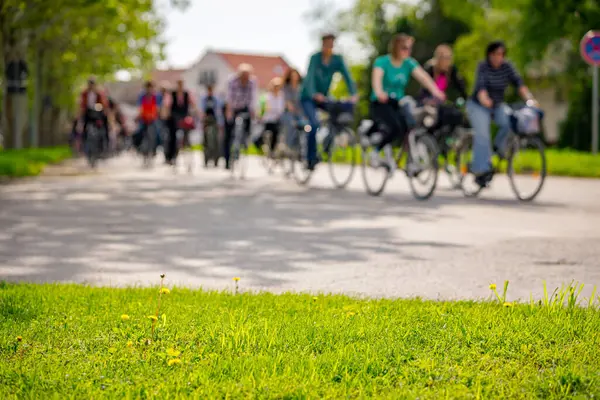 Bisiklet süren, şehirde bisiklete binen, kalabalık içinde araba kullanan bir grup genç, trafikteki ve kentsel çevredeki bisikletçiler için tehlikelere dikkat çekmeye çalışıyor.. 