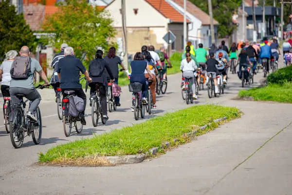 Bisiklet süren, şehirde bisiklete binen, kalabalık içinde araba kullanan bir grup genç, trafikteki ve kentsel çevredeki bisikletçiler için tehlikelere dikkat çekmeye çalışıyor.. 