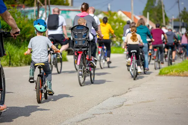 Çocuklar bisiklet sürerken, şehirde bisiklet sürerken, kalabalık içinde araba kullanırken bisikletçiler için trafik ve kentsel çevredeki tehlikelere dikkat çekmeye çalışırlar.. 