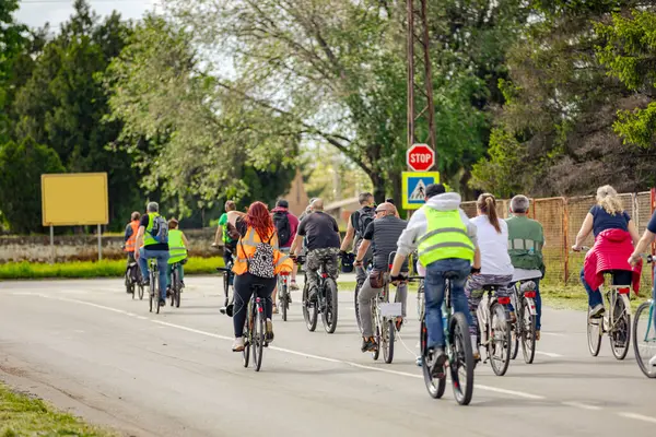 Bisiklet süren, şehirde bisiklete binen, kalabalık içinde araba kullanan bir grup genç, trafikteki ve kentsel çevredeki bisikletçiler için tehlikelere dikkat çekmeye çalışıyor.. 