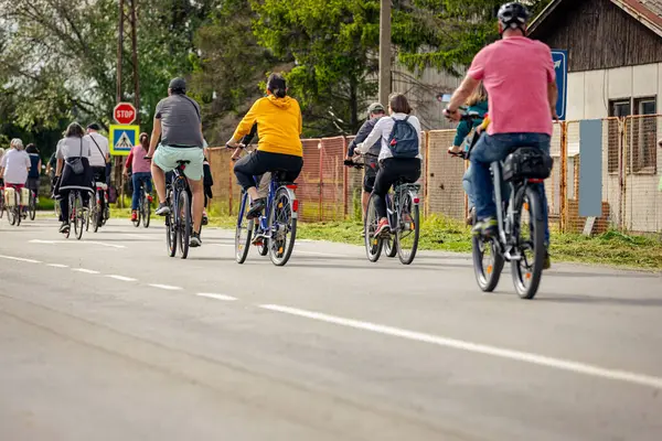 Bisiklet süren, şehirde bisiklete binen, kalabalık içinde araba kullanan bir grup genç, trafikteki ve kentsel çevredeki bisikletçiler için tehlikelere dikkat çekmeye çalışıyor.. 