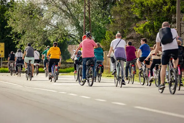 Bisiklet süren, şehirde bisiklete binen, kalabalık içinde araba kullanan bir grup genç, trafikteki ve kentsel çevredeki bisikletçiler için tehlikelere dikkat çekmeye çalışıyor.. 