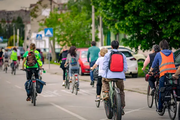 Bisiklet süren, şehirde bisiklete binen, kalabalık içinde araba kullanan bir grup genç, trafikteki ve kentsel çevredeki bisikletçiler için tehlikelere dikkat çekmeye çalışıyor.. 