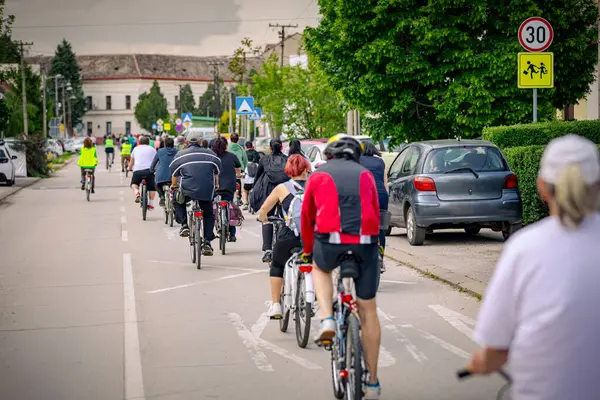 Bisiklet süren, şehirde bisiklete binen, kalabalık içinde araba kullanan bir grup genç, trafikteki ve kentsel çevredeki bisikletçiler için tehlikelere dikkat çekmeye çalışıyor.. 