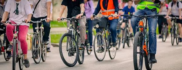 Bisiklet süren, şehirde bisiklete binen, kalabalık içinde araba kullanan bir grup genç, trafikteki ve kentsel çevredeki bisikletçiler için tehlikelere dikkat çekmeye çalışıyor.. 