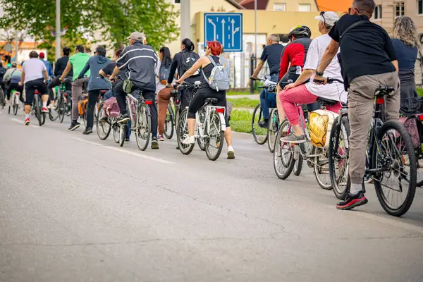 Bisiklet süren, şehirde bisiklete binen, kalabalık içinde araba kullanan bir grup genç, trafikteki ve kentsel çevredeki bisikletçiler için tehlikelere dikkat çekmeye çalışıyor.. 
