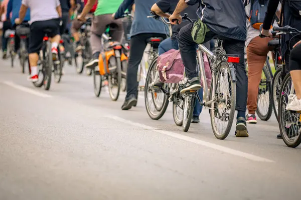Bisiklet süren, şehirde bisiklete binen, kalabalık içinde araba kullanan bir grup genç, trafikteki ve kentsel çevredeki bisikletçiler için tehlikelere dikkat çekmeye çalışıyor.. 