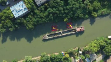 Üst görünümün üzerinde, doli iki kazıcı üzerinde rotasyon hareket Onlar tarama yaparken, nehir, kanal, derinleştirme ve kirli bir su yolu içinde tortu, çamur kaldırma.