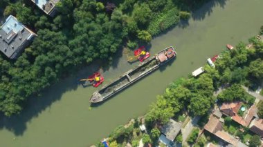 Üst görünümün üzerinde, doli iki kazıcı üzerinde rotasyon hareket Onlar tarama yaparken, nehir, kanal, derinleştirme ve kirli bir su yolu içinde tortu, çamur kaldırma.