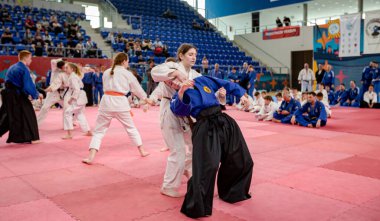 Zrenjanin, Voyvodina, Sırbistan - 27 Nisan 2025: Dövüş sanatları kulübünde gerçek aikido semineri 