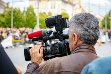 Profesyonel video üretimi, modern canlı yayın konsepti, kentsel alanda yüksek çözünürlüklü dijital kamera ile kaydediliyor..