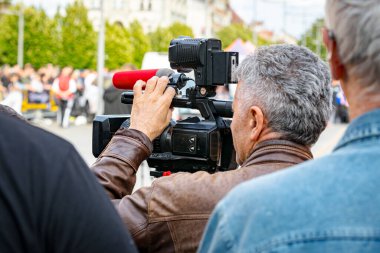 Profesyonel video üretimi, modern canlı yayın konsepti, kentsel alanda yüksek çözünürlüklü dijital kamera ile kaydediliyor..