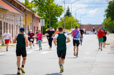 Büyük bir koşucu grubu, bir sokak maratonunda koşan sporcular, şehir yarışında koşan bir kalabalık..