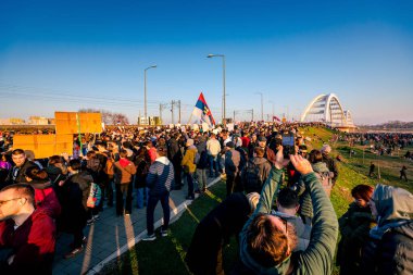 Novi Sad, Voyvodina, Sırbistan - 01 Şubat 2025: Öğrenciler, hükümet yolsuzluğunu, rejimini protesto eden vatandaşlar, trajik bir kazada hayatını kaybeden 15 kişi için adalet talep ediyor 