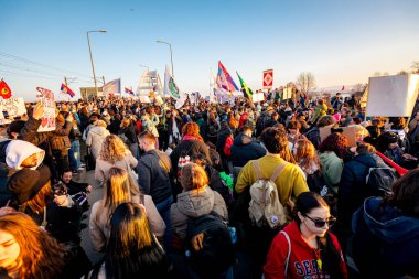 Novi Sad, Voyvodina, Sırbistan - 01 Şubat 2025: Öğrenciler, hükümet yolsuzluğunu, rejimini protesto eden vatandaşlar, trajik bir kazada hayatını kaybeden 15 kişi için adalet talep ediyor 
