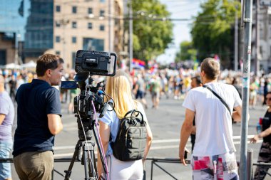 Profesyonel video üretim konsepti modern film dijital kamerası yüksek çözünürlüklü, videolu, dijital teknolojili kentsel alandaki halka açık etkinlikte resim ve video yapmak için.
