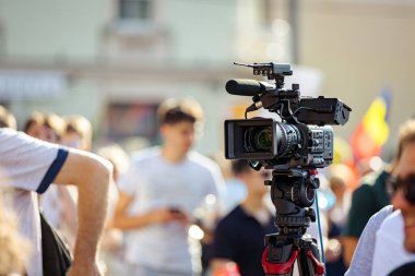 Profesyonel video üretim konsepti modern film dijital kamerası yüksek çözünürlüklü, videolu, dijital teknolojili kentsel alandaki halka açık etkinlikte resim ve video yapmak için.