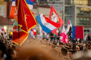 Belgrad, Sırbistan - 28 Haziran 2025: Öğrenciler ve vatandaşlar hükümet yolsuzluğunu, rejimini protesto ettiler, trajik bir kazada hayatını kaybeden 16 kişi ve tren istasyonu için adalet istediler 
