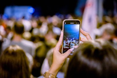 Fotoğraf çekmek için cep telefonu bulundurmak, hükümet yolsuzluklarını, rejimi protesto videolarını kaydetmek, trajik bir kazada hayatını kaybedenler için adalet talep etmek, Sırbistan 'ın Novi Sad kentindeki demiryolu istasyonu