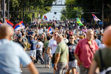 Belgrad, Sırbistan - 28 Haziran 2025: Öğrenciler ve vatandaşlar hükümet yolsuzluğunu, rejimini protesto ettiler, trajik bir kazada hayatını kaybeden 16 kişi ve tren istasyonu için adalet istediler 