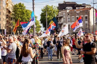 Belgrad, Sırbistan - 28 Haziran 2025: Öğrenciler ve vatandaşlar hükümet yolsuzluğunu, rejimini protesto ettiler, trajik bir kazada hayatını kaybeden 16 kişi ve tren istasyonu için adalet istediler 