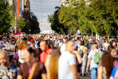 Belgrad, Sırbistan - 28 Haziran 2025: Öğrenciler ve vatandaşlar hükümet yolsuzluğunu, rejimini protesto ettiler, trajik bir kazada hayatını kaybeden 16 kişi ve tren istasyonu için adalet istediler 
