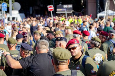 Belgrad, Sırbistan - 28 Haziran 2025: Öğrenci yolsuzluk, rejim eylemlerinde bereli bir grup savaş gazisi, trajik bir kazada hayatını kaybeden 16 kişi için adalet talep ediyor